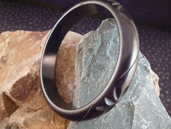 Tested Bakelite Bangle with Decorative Carved Flo… - image 3