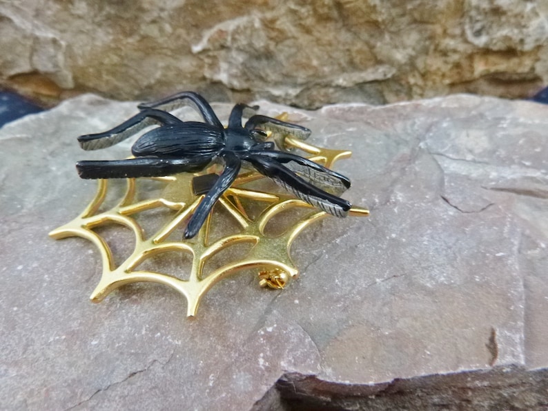 Spooky Scary Very Big Black Articulated Spider on a Spider Web Vintage Halloween Signed JJ Pin