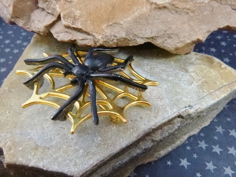 Spooky Scary Very Big Black Articulated Spider on a Spider Web Vintage Halloween Signed JJ Pin