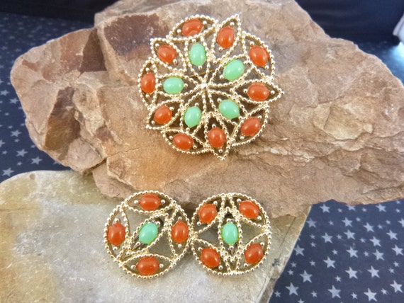 1969 Sarah Coventry Acapulco Demi Parure Brooch and Clip Earrings Amber and Green Set Book Piece