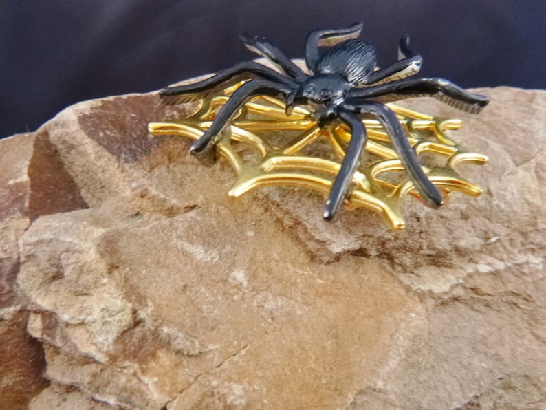 Spooky Scary Very Big Black Articulated Spider on a Spider Web Vintage Halloween Signed JJ Pin