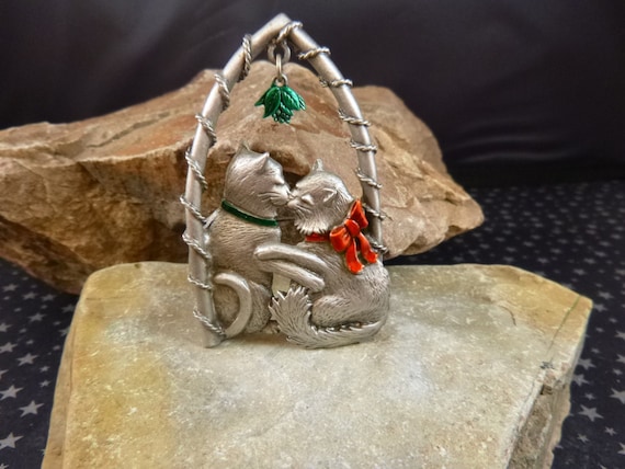 Cat Lover? Cats Under the Mistletoe Vintage Holiday Pewter JJ (Jonette) Pin - Whimsical Kissing Under the Mistletoe Brooch