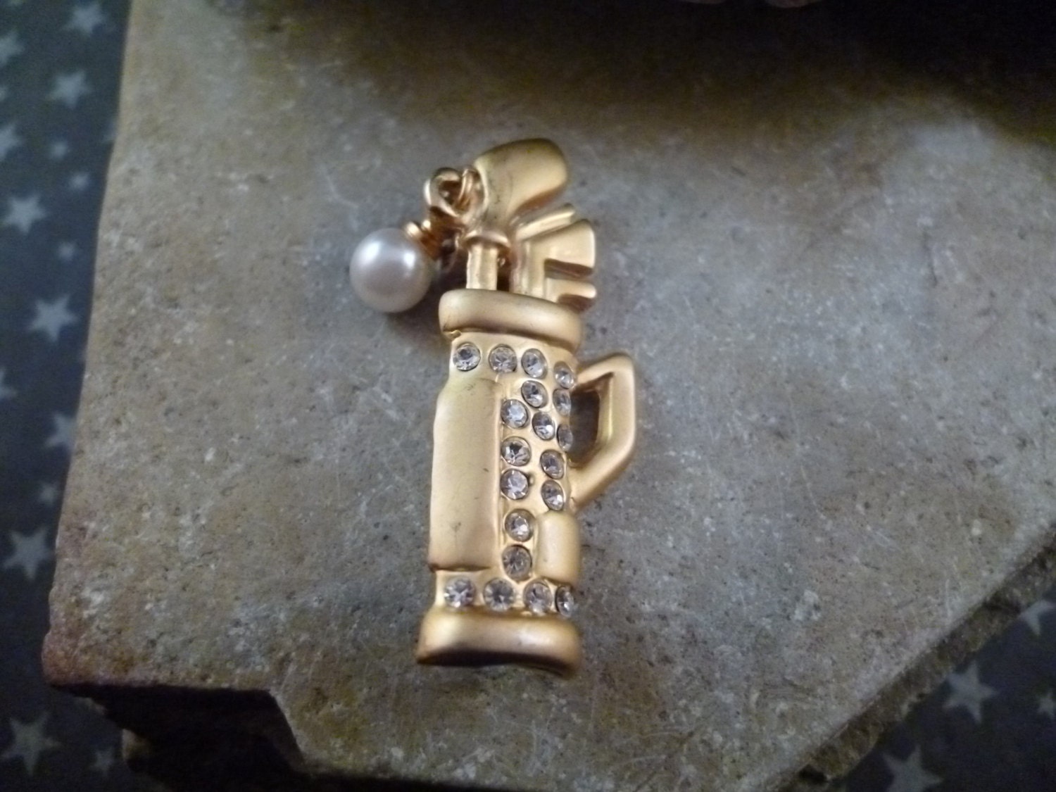 Golf Lover. Ladies Golf Vintage Small Pin / Brooch Golf Clubs and Bag