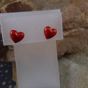 Boucles d'oreilles coeur rouge en plastique dur pour la Saint-Valentin des années 1960 pour enfant | Boucles d'oreilles coeur Mid-Century vintage petite fille sur carte originale