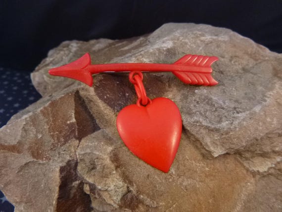 1950s Red Heart Dangling from Arrow Vintage Pin | Mid-Century Thermoset Plastic | Valentine Day Heart and Arrow Love Message | Book Piece