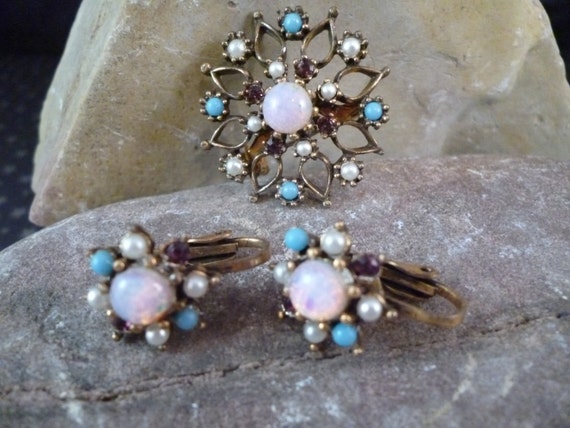 1950s Demi Parure Translucent Iridescent Pink Center Stone in Starburst Pattern Brooch and Clip On Earrings