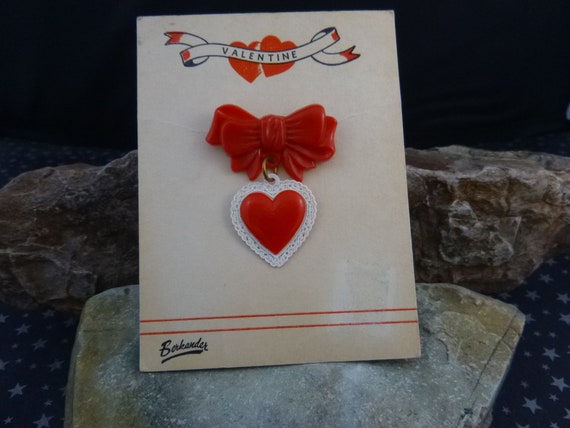 1950s Red Valentine Heart Dangling from Bow Vintage Pin | Mid Century Thermoset Plastic Heart on Original Berkander Card | Book Piece