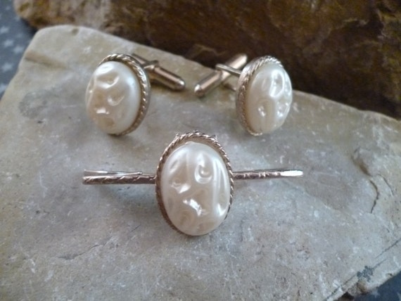 Mid Century Molded Off White Decorative Plastic Cabochon Vintage Cuff Links / Cufflinks and Matching Collar Bar