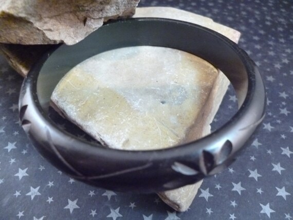 Tested Bakelite Bangle with Decorative Carved Flo… - image 4