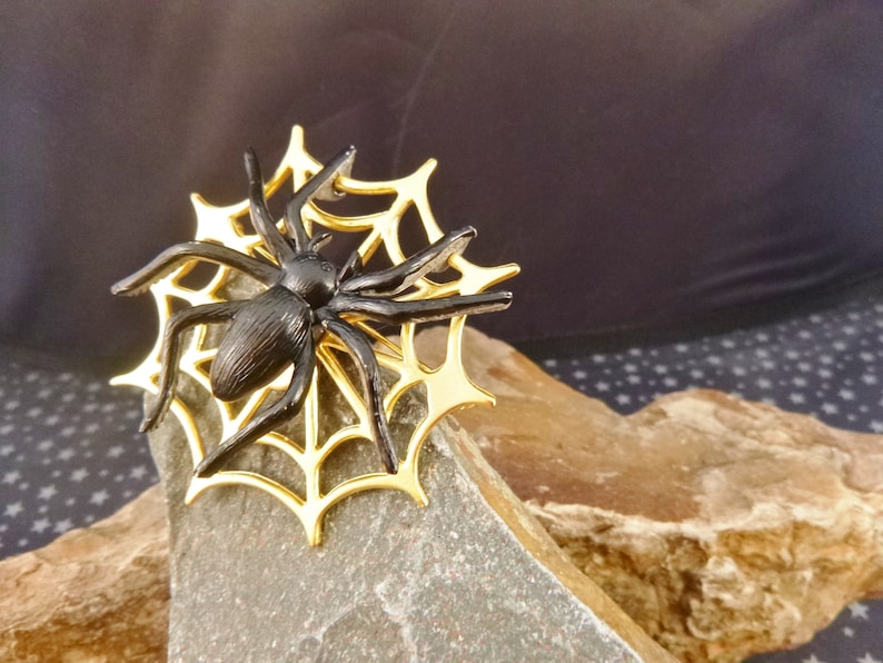 Spooky Scary Very Big Black Articulated Spider on a Spider Web Vintage Halloween Signed JJ Pin
