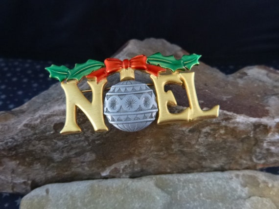 Noel Christmas Vintage Brooch with Center Pewter Ornament and Holly Branches | JJ (Jonette) | Mixed Metal Holiday Pin