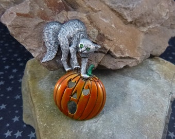 Scary Green Eyed Cat and Surprised Jack O Lantern Spooky Pumpkin Vintage JJ Signed  Halloween Pin