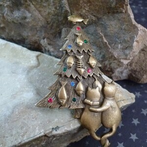 50. S.B. $8 JJ Jonette Jewelry Silver Pewter Swinging Cat and Bird Friends Pin