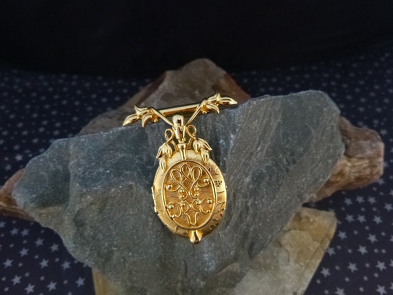 Vintage Lady Remington Oval Locket-Brooch or Pendant | Two Piece Design | Two Picture Locket