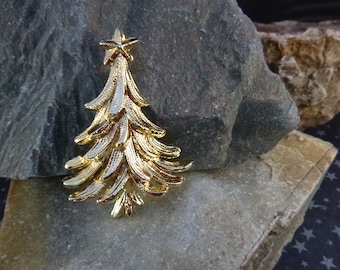 Timeless Classic Vintage Christmas Tree Pin | Gilded Christmas Tree Brooch | Unsigned Beauty