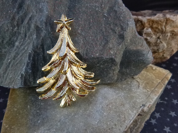 Timeless Classic Vintage Christmas Tree Pin | Gilded Christmas Tree Brooch | Unsigned Beauty