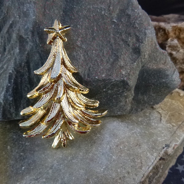 Timeless Classic Vintage Christmas Tree Pin | Gilded Christmas Tree Brooch | Unsigned Beauty