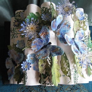 Scultura di carta fatta a mano con farfalle, fiori e foglie, originale e unica nel suo genere, decorazione per la casa