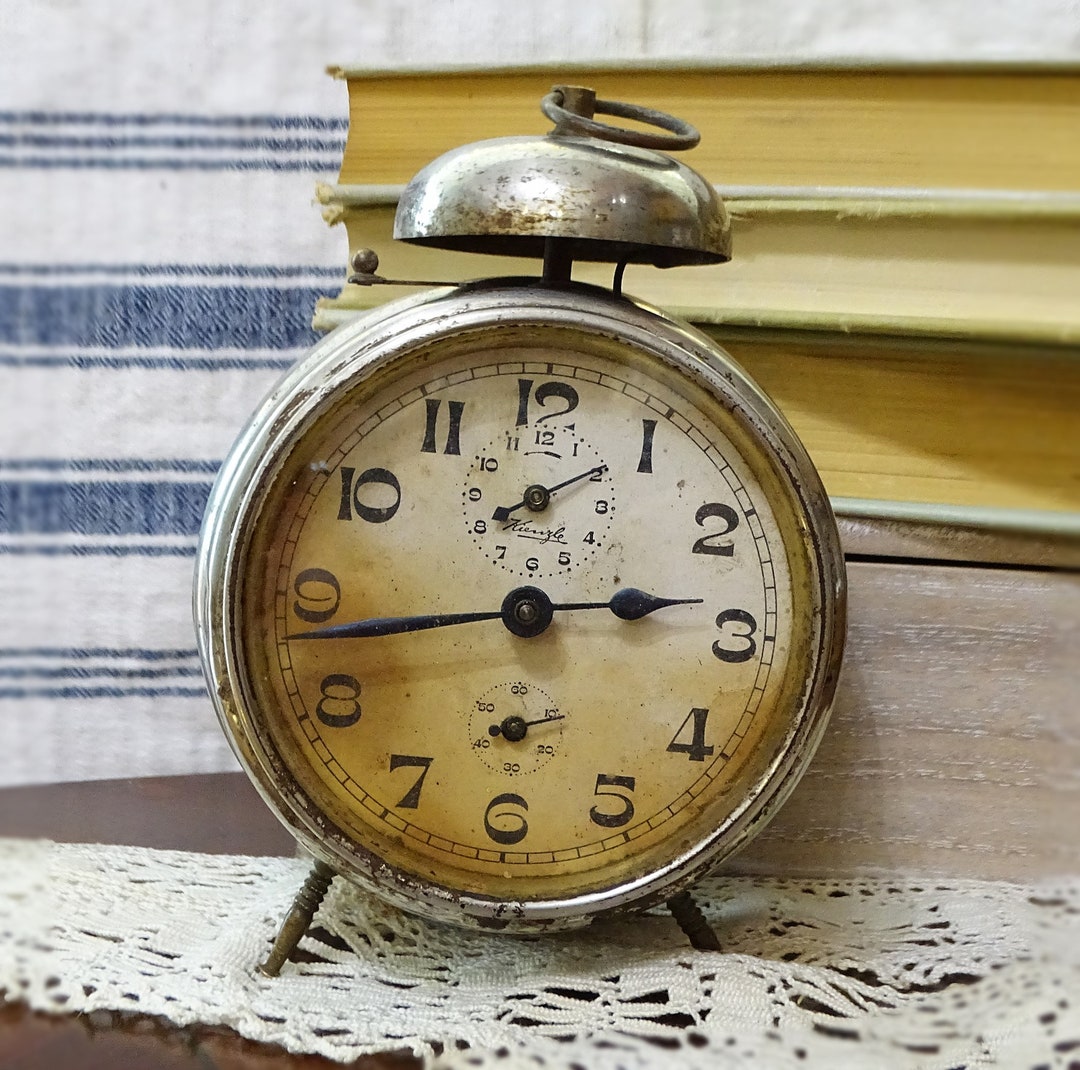 更に値下げ！ドイツ製　KIENZLE　アンティーク　激レア　希少　クォーツ置時計 アンティークドイツ製目覚まし時計 キンツレ、レトロ時計、動く