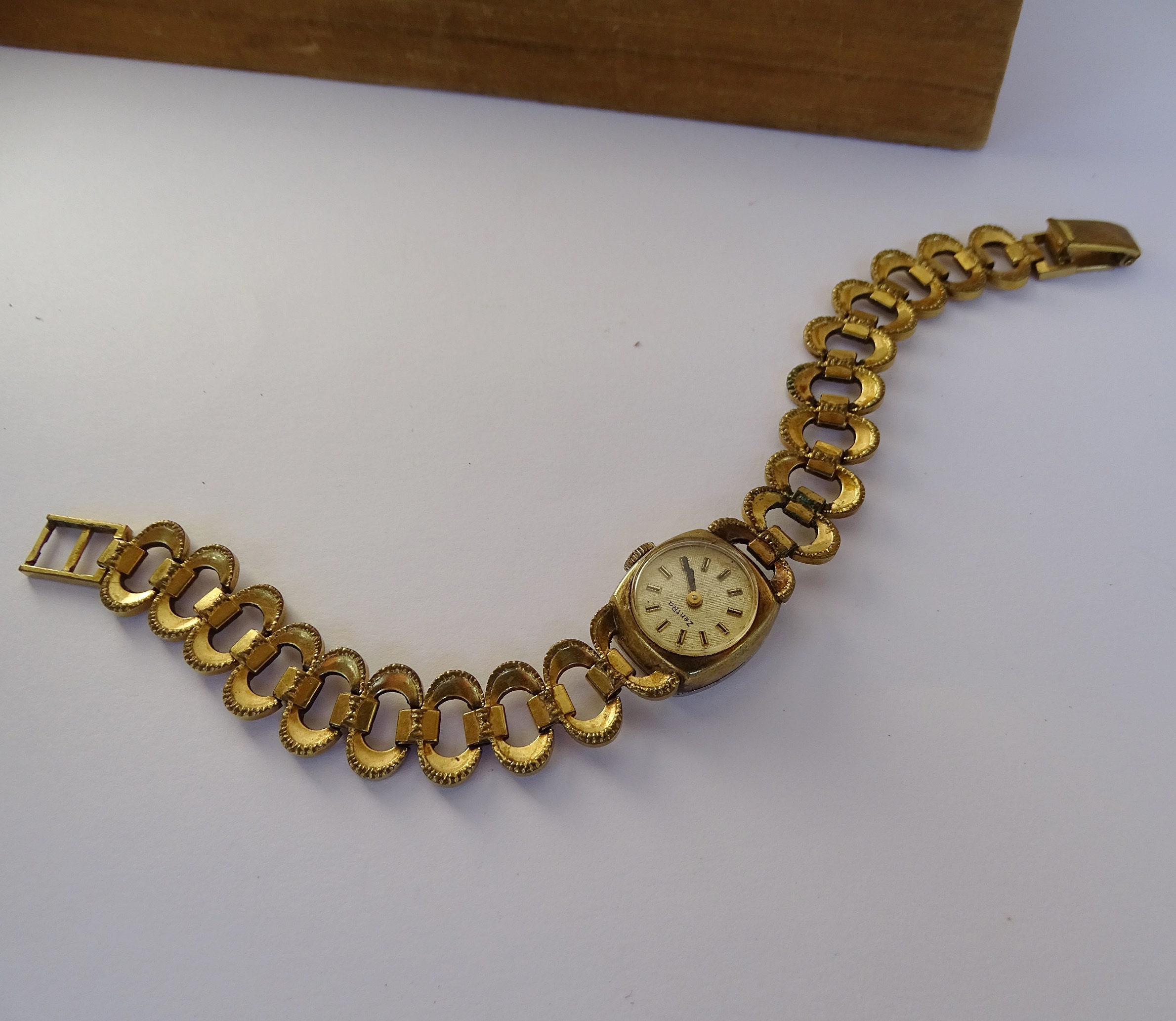 Montre Bracelet Femme ZentRa 2000 - Mécanique à Remontage Manuel - Aspect Doré Vintage