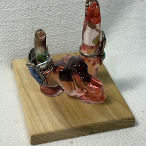 Handgefertigter Ringhalter aus Resin mit getrockneten Blumen - Holz Schmuck Organizer