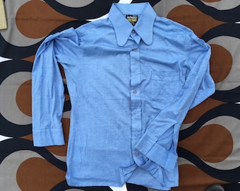 Get down and get FUNKY in this 1970s body-hugging short-sleeve stretch shirt with extra-funky collar and contrast red buttons Medium