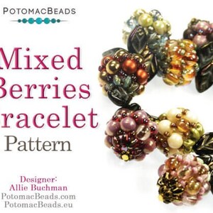 以下が含まれることがあります： ミックスベリーのデザインのビーズブレスレット。紫、金、緑、クリーム色の様々な色のビーズのクラスターが特徴で、様々なベリーに似ています。デザインには濃い緑の葉のアクセントが含まれています。「Mixed Berries Bracelet Pattern」というテキストが表示されています。