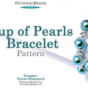 Könnte beinhalten: Ein türkisfarbenes und silbernes Perlenarmband mit dem Titel "Cup of Pearls Bracelet Pattern" und dem Namen der Designerin Tereza Soukupová. Das Armband besteht aus kleinen silbernen Perlen und größeren türkisfarbenen Perlen.