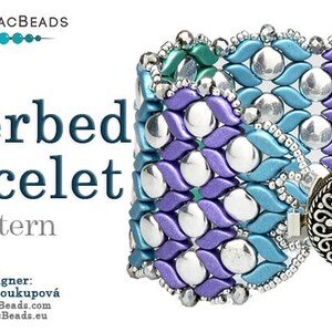 Op de afbeelding: Een kralenarmband met een zilveren sluiting, in de kleuren blauw, paars en zilver. De armband heet "Riverbed Bracelet Pattern" en is ontworpen door Tereza Soukupová. De website van de ontwerper is PotomacBeads.com en PotomacBeads.eu.