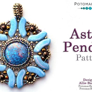 以下が含まれることがあります： 星形のデザインの青と金のビーズのペンダント。ペンダントはシードビーズで作られており、中央に大きな青いカボションが特徴です。ペンダントには「アストラルペンダントパターン」というラベルが貼られており、デザイナーの名前であるアリエ・ブッフマンとウェブサイトのPotomacBeads.comが記載されています。