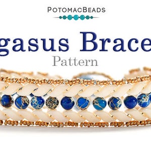 Op de afbeelding: Een close-up van een blauwe en witte kralen armband met een gouden accent. De armband heet "Pegasus Bracelet Pattern" en is ontworpen door Allie Buchman.