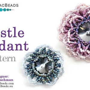 Puede incluir: Dos colgantes de flores de cuentas, uno en tonos de rosa y blanco, el otro en tonos de azul y blanco. Ambos colgantes presentan un centro de cristal y están diseñados para ser usados como joyas.