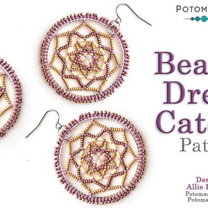 Pode incluir: Um padrão de apanhador de sonhos de contas com um colar e brincos. O apanhador de sonhos é feito com contas douradas e roxas e tem uma forma circular. O padrão é chamado de "Padrão de apanhador de sonhos de contas" e o designer é Allie Buchman.