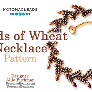 Könnte beinhalten: Ein Perlenkettenmuster namens "Fields of Wheat Necklace Pattern", entworfen von Allie Buchman. Die Kette ist aus braunen, goldenen und klaren Perlen gefertigt und hat einen Verschluss.