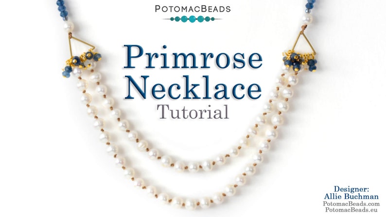 Puede incluir: Imagen de un tutorial de collar Primrose. El collar presenta dos hilos de perlas blancas, detalles dorados y cuentas azules. El texto "Primrose Necklace Tutorial" est&aacute; en color azul oscuro.