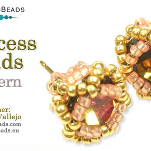 Puede incluir: Un par de pendientes de cuentas doradas y rosadas con un diseño de tachuela de princesa. Los pendientes están hechos con pequeñas cuentas doradas y rosadas y presentan un cristal transparente en el centro. Los pendientes se llaman "Princess Studs" y están diseñados por Marissa Vallejo.