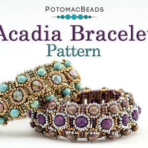 以下が含まれることがあります： ターコイズとゴールドの色のビーズブレスレットと、パープルとゴールドの色のビーズブレスレットの2つ。ブレスレットは小さな丸いビーズで作られており、幾何学的なパターンが施されています。ブレスレットの上に「Acadia Bracelet Pattern」というテキストが表示されています。