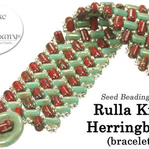 Könnte beinhalten: Nahaufnahme eines roten und grünen Perlenarmbands mit Fischgrätenmuster. Das Armband ist aus Rocailles gefertigt und heißt "Rulla Knit Herringbone (Armband)".