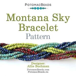 Könnte beinhalten: Ein mehrfarbiges Perlenarmband mit einem blauen und silbernen Knopfverschluss. Das Armband besteht aus grünen, blauen, türkisfarbenen und roten Perlen. Der Titel "Montana Sky Bracelet Pattern" wird über dem Armband angezeigt.