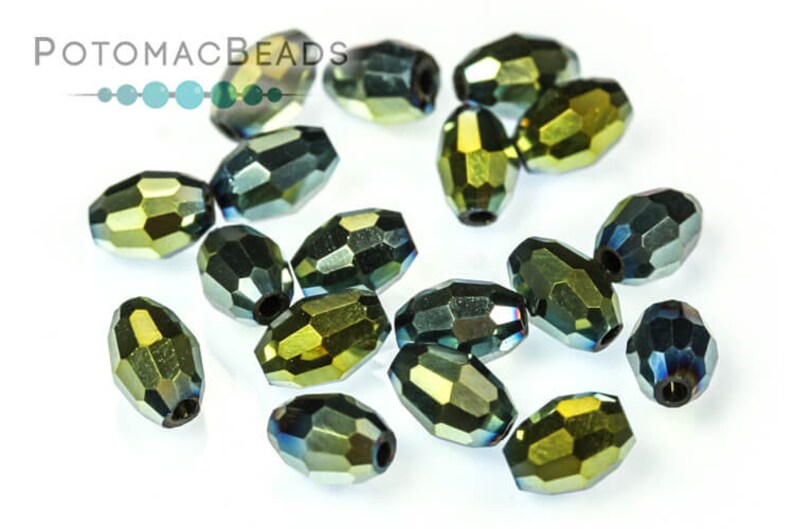Puede incluir: Un grupo de 15 cuentas ovaladas de vidrio facetadas en color verde oscuro y dorado iridiscente. Las cuentas miden aproximadamente 10 mm de largo y 6 mm de ancho.