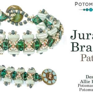 Könnte beinhalten: Ein grünes und silbernes Perlenarmband mit einem Knopfverschluss. Das Armband heißt "Jurassic Bracelet Pattern" und wurde von Allie Buchman entworfen. Der Text "PotomacBeads.com" und "PotomacBeads.eu" ist ebenfalls im Bild enthalten.
