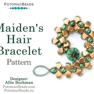 Könnte beinhalten: Ein goldfarbenes und grünes Perlenarmband mit einem Knopfverschluss. Das Armband besteht aus kleinen, runden Perlen und größeren, flachen Perlen. Das Armband heißt "Maiden's Hair Bracelet Pattern" und wurde von Allie Buchman entworfen.