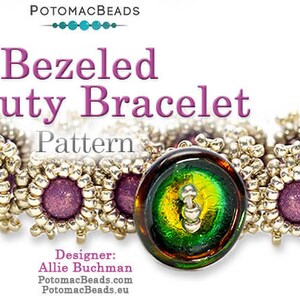以下が含まれることがあります： 中央にベゼル留めのボタンが付いたビーズブレスレットのクローズアップ。ブレスレットはシルバーとパープルのビーズで作られています。ボタンは緑色で虹色です。ブレスレットの上に「Bezeled Beauty Bracelet Pattern」というテキストがあります。ブレスレットの下に「Designer: Allie Buchman」というテキストがあります。