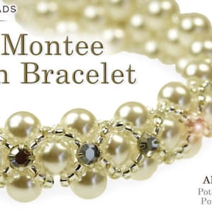 Op de afbeelding: Een close-up van een witte parel armband met een roos steekpatroon. De armband is gemaakt met kleine zilveren kralen en kristal accenten. De tekst "Rose Montee Stitch Bracelet Pattern" is zichtbaar in de afbeelding.