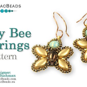 以下が含まれることがあります： 金色と茶色のビーズでできた蜂の形をしたイヤリングのペア。イヤリングはターコイズ色のセンタービーズが付いており、金色のワイヤーからぶら下がっています。