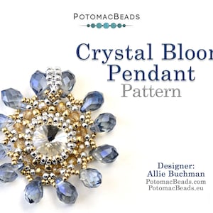 Puede incluir: Patrón de colgante Crystal Bloom de Allie Buchman. Este patrón de joyería de cuentas presenta un centro de cristal transparente rodeado de cuentas plateadas y doradas y cuentas de lágrima azules.