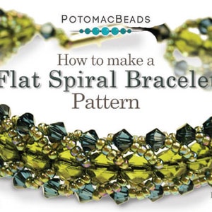 Op de afbeelding: Een close-up van een groene en blauwe kralen armband met een plat spiraalpatroon. De armband is gemaakt met kleine kraaltjes en grotere facetgeslepen kralen. De tekst "How to make a Flat Spiral Bracelet Pattern" wordt boven de armband weergegeven.