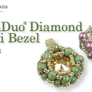 以下が含まれることがあります： ダイヤモンド型のビーズでできたペンダントが2つ。左側のペンダントは緑と金で、中央に透明なクリスタルが埋め込まれている。右側のペンダントは紫と金で、中央に紫のクリスタルが埋め込まれている。画像の上部には「RoundDuo® Diamond Rivoli Bezel Pattern」というテキストが表示されている。