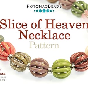 Könnte beinhalten: Nahaufnahme einer bunten Halskette aus runden Perlen. Die Perlen sind in den Farben Rot, Orange, Grün, Braun und Beige gehalten. Die Halskette heißt "Slice of Heaven Necklace Pattern" und wurde von Allie Buchman entworfen.