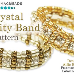 Könnte beinhalten: Zwei goldene und silberne Perlenringe mit klaren Kristall-Akzenten. Die Ringe sind übereinander gestapelt. Die Ringe werden "Crystal Eternity Band Pattern" genannt.